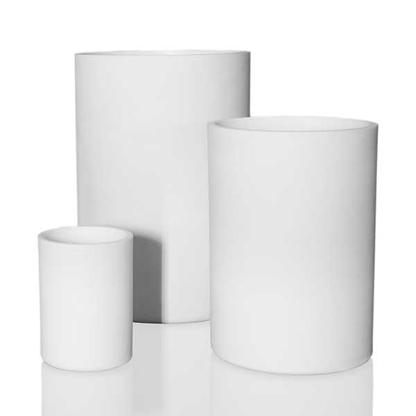 Trois creusets de laboratoire cylindriques en quartz, modèle Q100-Z, sur fond blanc